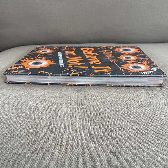 Ripley's Believe It or Not! Eye-Popping Oddities Book - Picture 5 of 9